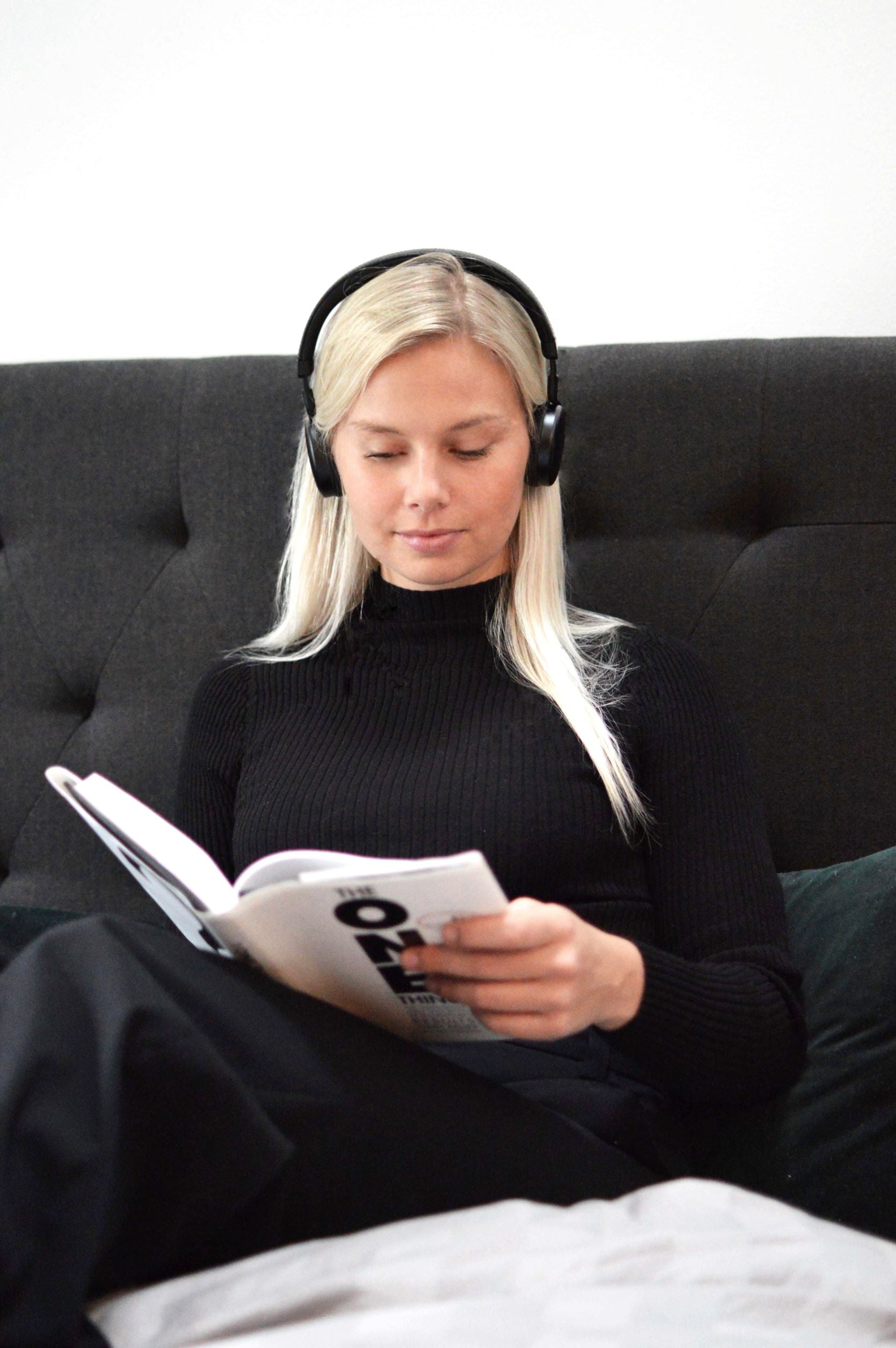 tyttö lukee kirjaa tyylikkäät lemus earbuds kuulokkeet päässä